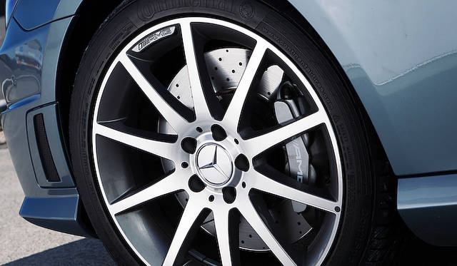 <strong>Mercedes-Benz SLK 55 AMG｜メルセデス・ベンツ SLK 55 AMG</strong><br />AMGハンドリングパッケージ（98万円）を設定したこのクルマは チタニウムグレーペイントの18インチAMGマルチスポークアルミホイールを装着