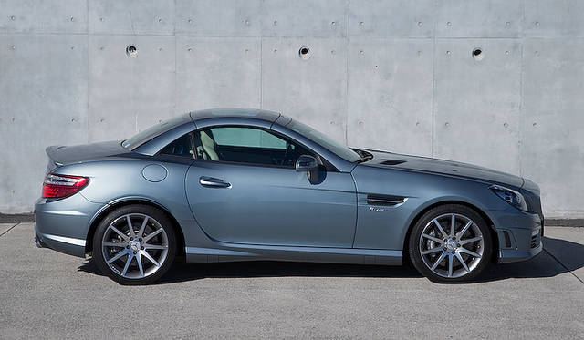 <strong>Mercedes-Benz SLK 55 AMG｜メルセデス・ベンツ SLK 55 AMG</strong><br />試乗車はマジックスカイコントロールパノラミックバリオルーフ（18万円）を装着