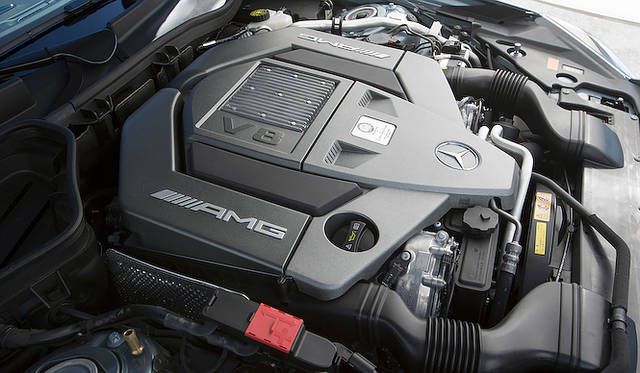 <strong>Mercedes-Benz SLK 55 AMG｜メルセデス・ベンツ SLK 55 AMG</strong><br />5.5リッターV型8気筒エンジンはSL 63 AMGなどに搭載される「M157」の自然吸気版といった「M152」　アイドリングストップ機能、可変バルブタイミング、直噴、状況にあわせて4気筒を停止する気筒停止機能といった環境対応技術を搭載した、最先端ユニットだ