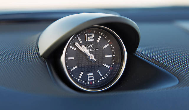 <strong>Mercedes-Benz SLK 55 AMG｜メルセデス・ベンツ SLK 55 AMG</strong><br />IWCの時計がつくのもAMGモデルならでは