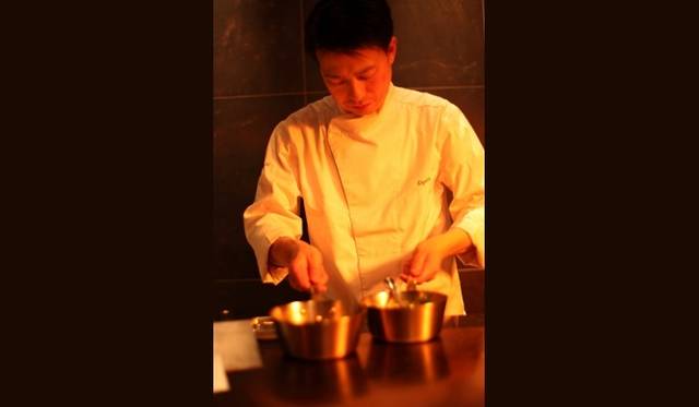 <strong>EAT｜レストラン リューズ</strong>　彼はフレンチの巨匠ジョエル・ロブションのもとで長きにわたり修行を積み、「ラトリエ ドゥ ジョエル・ロブション」などでシェフを務め、ミシュラン2ツ星へ導いてきた