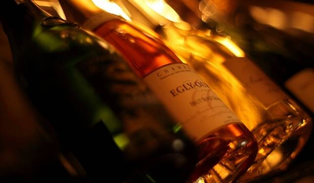 <strong>EAT｜レストラン リューズ</strong>　「レストラン リューズ」という名前には、さりげない存在でありながら、腕時計の大切な役目を担う“リューズ”のようでありたいという想いが込められている