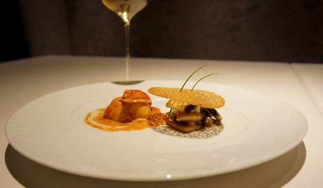 <strong>EAT｜レストラン リューズ</strong>　「オマール海老とエストラゴン風味の豚足 ソースコラリーヌで（Homard/pied de porc à l’estragon/sauce coralline）」 ※写真はイメージ