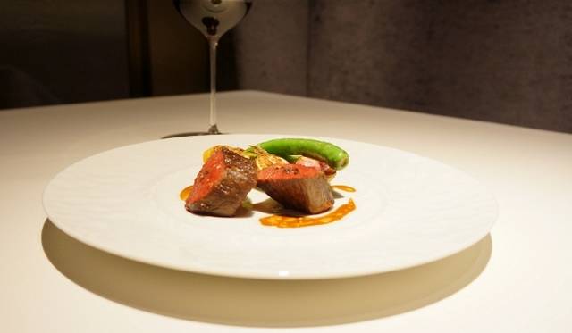 <strong>EAT｜レストラン リューズ</strong>　「熊本産あか牛のサーロイン　産直野菜のソテーと黒トリュフをあしらって（Entrcôte de bœuf/légumes sautés/lamelles de truffes）」 ※写真はイメージ