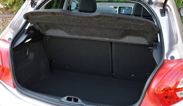 <strong>Peugeot 208 Cielo｜プジョー 208 シエロ</strong><br />トランク容量は通常時は285リットルを確保。リアシートをたためば1,076リットルの空間があらわれる。