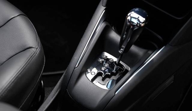 <strong>Peugeot 208 Cielo｜プジョー 208 シエロ</strong><br />「Cielo」には1.6リッターの4気筒エンジンに、4段オートマチックトランスミッションが組みあわされる