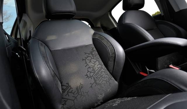 <strong>Peugeot 208 Cielo｜プジョー 208 シエロ</strong><br />「Cielo」はファブリックとレザーのコンビネーションシートを採用している