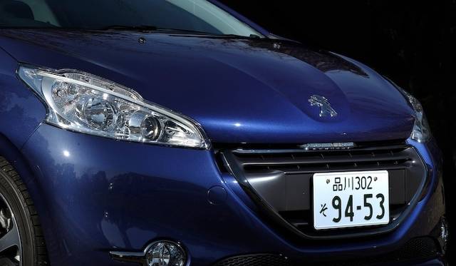 <strong>Peugeot 208 GT｜プジョー 208 GT</strong><br />フロントグリルはプジョー「508」以降のプジョーのアイデンティたる「フローティンググリル」
