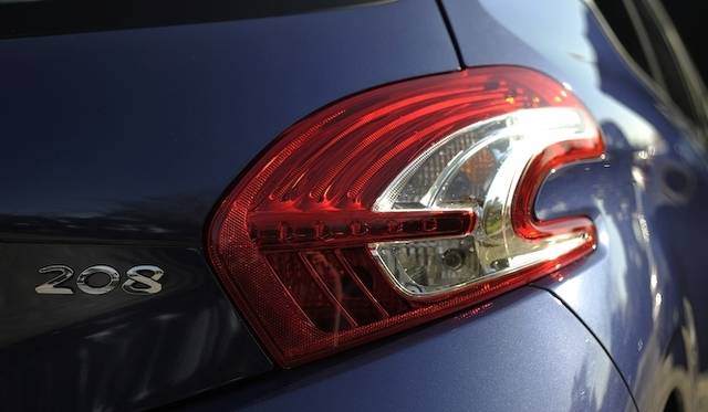 <strong>Peugeot 208 GT｜プジョー 208 GT</strong><br />2010年のジュネーブショーで公開されたコンセプトカー、「SR1」のデザインをうけついだLEDのリアコンビネーションランプ。ライオンの爪をイメージした3本のラインが特徴的