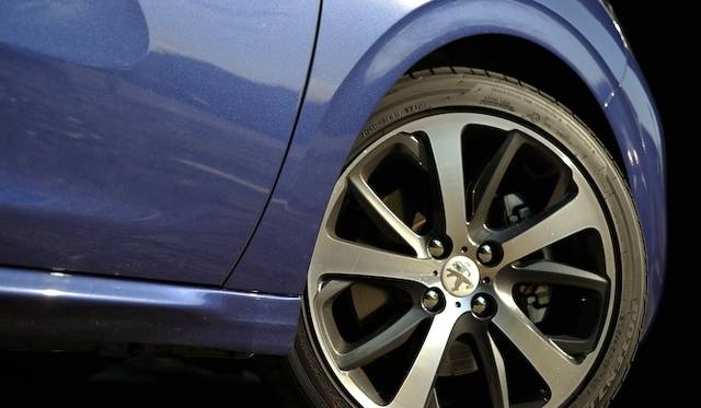 <strong>Peugeot 208 GT｜プジョー 208 GT</strong><br />205/45R17サイズのタイヤとアルミニウムホイールはGT専用装備