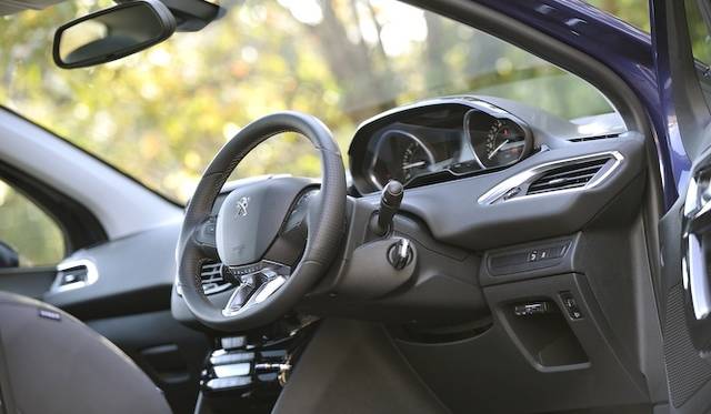 <strong>Peugeot 208 GT｜プジョー 208 GT</strong><br />「208」では全車で直径350mmの小径ステアリングを採用する　メーター類はその上に見える独特なレイアウトは、少ない視線移動を実現している