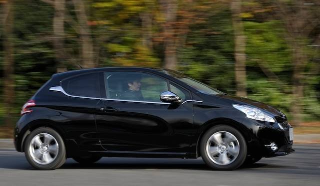 <strong>Peugeot 208 Allure｜プジョー 208 アリュール</strong>