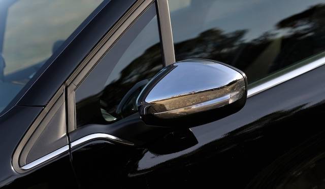 <strong>Peugeot 208 Allure｜プジョー 208 アリュール</strong><br />クローム処理されたドアミラーは「アリュール」のみが装着する。