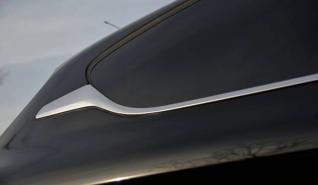 <strong>Peugeot 208 Allure｜プジョー 208 アリュール</strong><br />2ドアモデルには、サイドに装飾パーツがつく