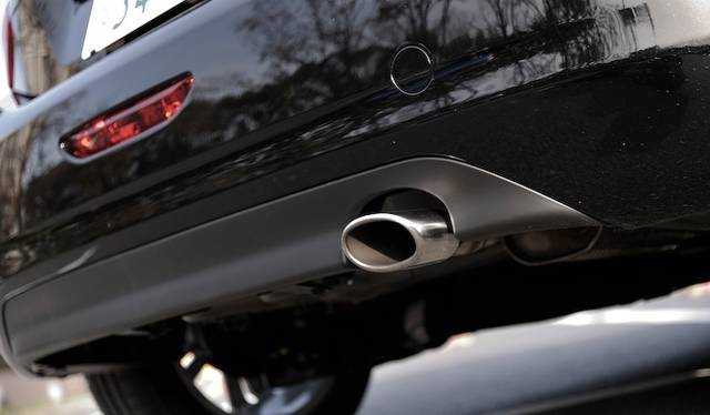 <strong>Peugeot 208 Allure｜プジョー 208 アリュール</strong><br />GTの2本出しにたいしてアリュールは1本出し　シエロよりもスポーティさを打ち出したデザインだ