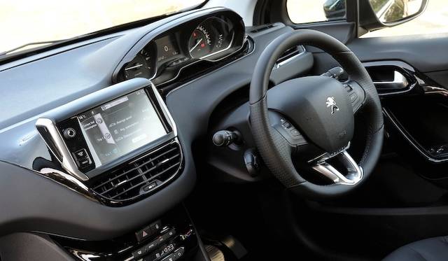 <strong>Peugeot 208 Allure｜プジョー 208 アリュール</strong><br />「208」では全車で直径350mmの小径ステアリングを採用する　メーター類はその上に見える独特なレイアウトは、少ない視線移動を実現している