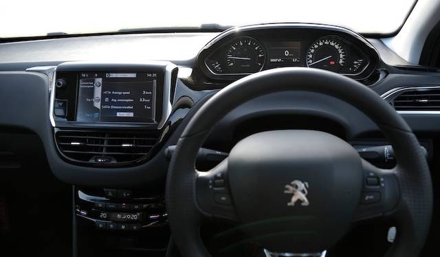 <strong>Peugeot 208 Allure｜プジョー 208 アリュール</strong><br />「208」では全車で直径350mmの小径ステアリングを採用する　メーター類はその上に見える独特なレイアウトは、少ない視線移動を実現している