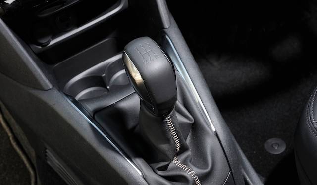 <strong>Peugeot 208 Allure｜プジョー 208 アリュール</strong><br />3気筒エンジンを搭載する「Allure」は、5段マニュアルトランスミッションのみ用意される