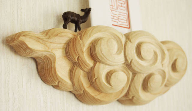 <strong>kokokashiko.jp｜ここかしこ</strong>　伝統工芸士が諸国の寺社仏閣の彫刻仕事の合間をみて作っている「雲棚」1万6800円