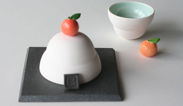 <strong>kokokashiko.jp｜ここかしこ</strong>　新年にピッタリなイメージの鏡餅の形のぐいのみ「ぐいのみ鏡餅」1万1550円