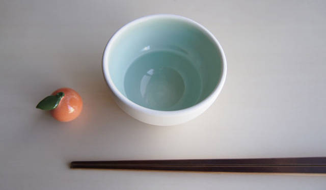 <strong>kokokashiko.jp｜ここかしこ</strong>　新年にピッタリなイメージの鏡餅の形のぐいのみ「ぐいのみ鏡餅」1万1550円