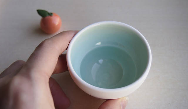 <strong>kokokashiko.jp｜ここかしこ</strong>　新年にピッタリなイメージの鏡餅の形のぐいのみ「ぐいのみ鏡餅」1万1550円