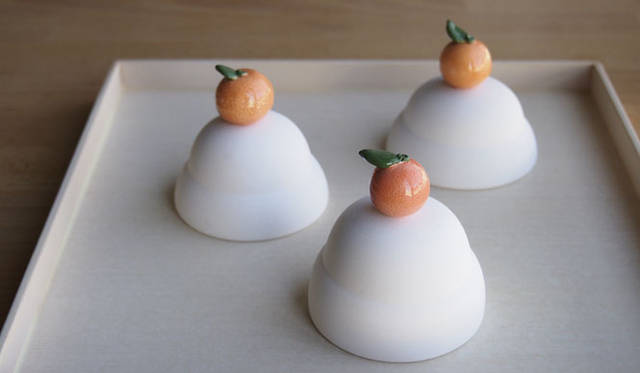 <strong>kokokashiko.jp｜ここかしこ</strong>　新年にピッタリなイメージの鏡餅の形のぐいのみ「ぐいのみ鏡餅」1万1550円