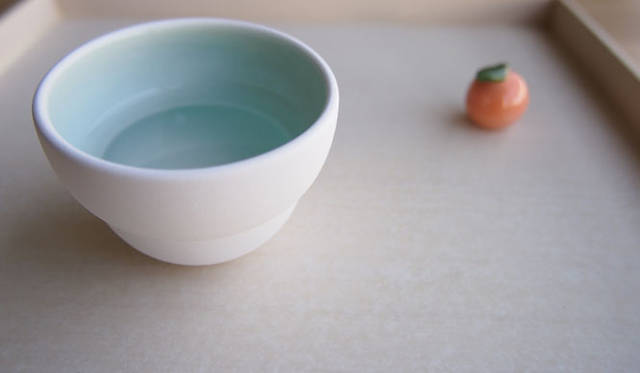 <strong>kokokashiko.jp｜ここかしこ</strong>　新年にピッタリなイメージの鏡餅の形のぐいのみ「ぐいのみ鏡餅」1万1550円