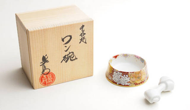 <strong>kokokashiko.jp｜ここかしこ</strong>　たいせつな亡き家族のための、仏器。ドライフード5粒ほどが乗るサイズの愛犬用お供えトレイ「ワン碗 花詰文様」3万2550円
