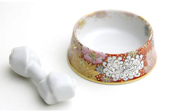 <strong>kokokashiko.jp｜ここかしこ</strong>　たいせつな亡き家族のための、仏器。ドライフード5粒ほどが乗るサイズの愛犬用お供えトレイ「ワン碗 花詰文様」3万2550円