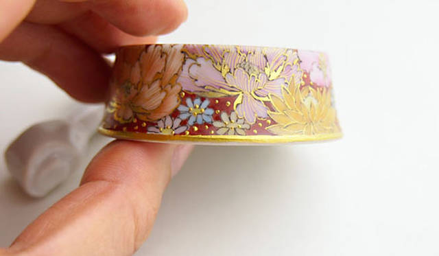 <strong>kokokashiko.jp｜ここかしこ</strong>　たいせつな亡き家族のための、仏器。ドライフード5粒ほどが乗るサイズの愛犬用お供えトレイ「ワン碗 花詰文様」3万2550円