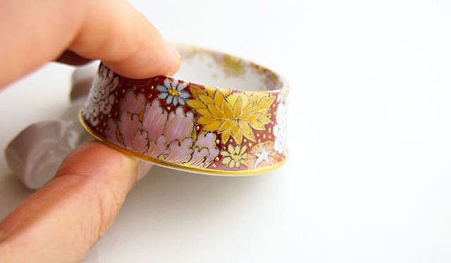 <strong>kokokashiko.jp｜ここかしこ</strong>　たいせつな亡き家族のための、仏器。ドライフード5粒ほどが乗るサイズの愛犬用お供えトレイ「ワン碗 花詰文様」3万2550円