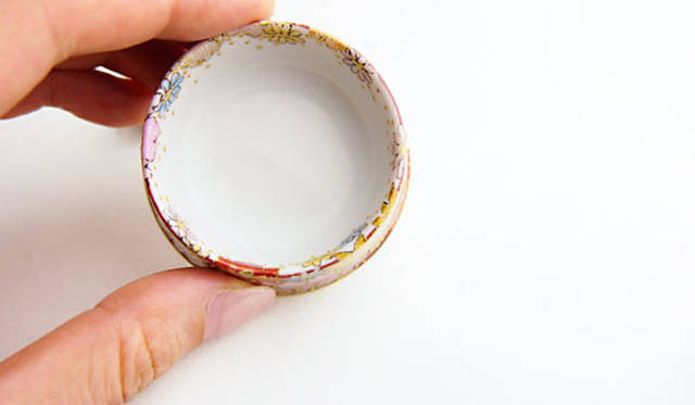 <strong>kokokashiko.jp｜ここかしこ</strong>　たいせつな亡き家族のための、仏器。ドライフード5粒ほどが乗るサイズの愛犬用お供えトレイ「ワン碗 花詰文様」3万2550円