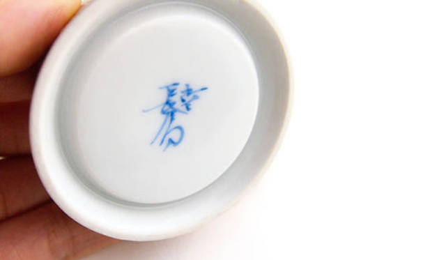 <strong>kokokashiko.jp｜ここかしこ</strong>　たいせつな亡き家族のための、仏器。ドライフード5粒ほどが乗るサイズの愛犬用お供えトレイ「ワン碗 花詰文様」3万2550円