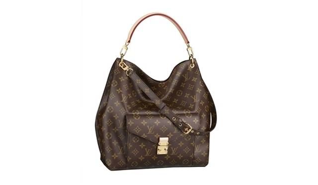 <strong>LOUIS VUITTON│ルイ・ヴィトン</strong>　モノグラム・ライン メティス　[W32×H34×D13cm]　15万2250円　© LOUIS VUITTON / AURORE COLIBERT