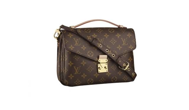 <strong>LOUIS VUITTON│ルイ・ヴィトン</strong>　モノグラム・ライン ポシェット・メティス　[W25×H19×D9cm]　12万8100円　© LOUIS VUITTON / JEAN MARC CEDILE 