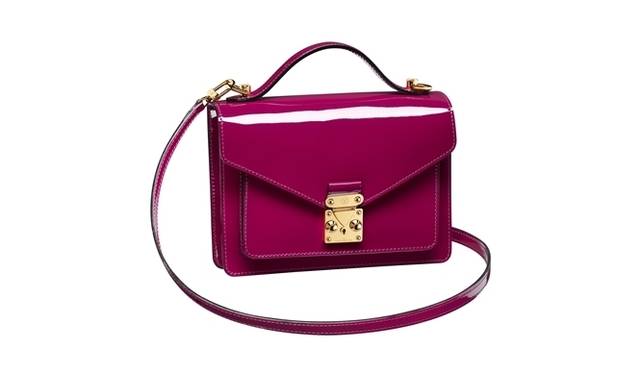 <strong>LOUIS VUITTON│ルイ・ヴィトン</strong>　モノグラム・ヴェルニライン モンソーBB　[W15×H19.7×D5.5cm]　ローズアンディアン（ピンク）　14万5950円　© LOUIS VUITTON / AURORE COLIBERT