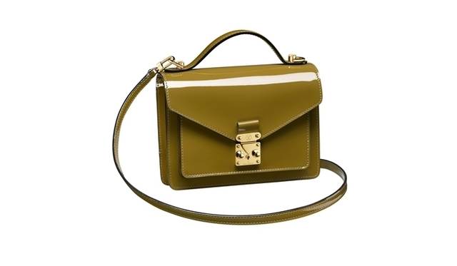 <strong>LOUIS VUITTON│ルイ・ヴィトン</strong>　モノグラム・ヴェルニライン モンソーBB　[W15×H19.7×D5.5cm]　ヴァートオリーブ（グリーン）　14万5950円　© LOUIS VUITTON / AURORE COLIBERT