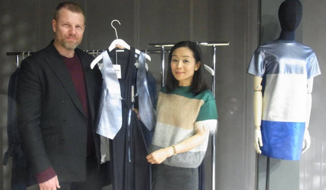 <strong>ACNE｜アクネ</strong>　旗艦店オープンにさいして来日した、アクネのクリエイティブ・ディレクター ジョニー・ヨハンソンさんと、ファッションディレクター萩原輝美さん。