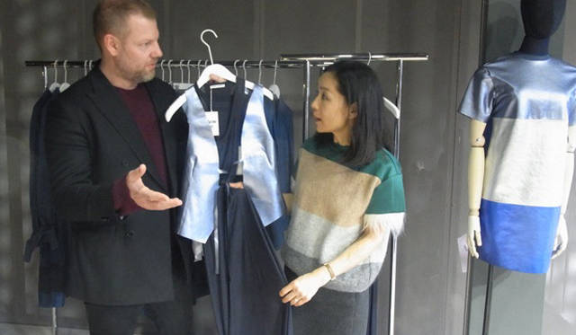 <strong>ACNE｜アクネ</strong>　「服に込められたイメージを、表現できる女性にこそ着てもらいたい」と、ヨハンソンさん。