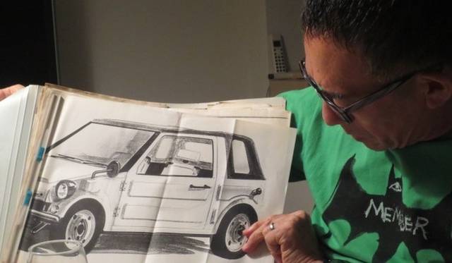 <strong>日産パイクカー誕生秘話 Be-1</strong><br />デザインスケッチを見せつつ、当時のことを語ってくれた坂井氏。こうしてみると「Be-1」へとつながったもの以外にも、魅力的なデザイン案が存在していたということがわかる