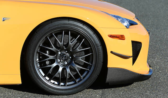 <strong>Lexus LFA Nurburgring Package｜レクサス LFA ニュルブルクリンク パッケージ</strong><br />タイヤはブリヂストン製の「POTENZA RE070」を装着　ニュルブルクリンク北コースで7分14秒64のラップタイムを記録したモデルが装着していたタイヤだ