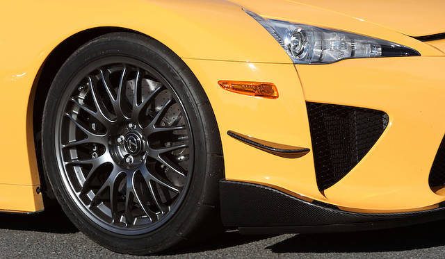 <strong>Lexus LFA Nurburgring Package｜レクサス LFA ニュルブルクリンク パッケージ</strong><br />CFRP製のフロントスポイラーやカナードといった空力パーツはニュルブルクリンク パッケージ専用の装備