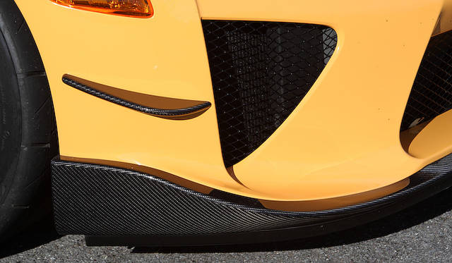 <strong>Lexus LFA Nurburgring Package｜レクサス LFA ニュルブルクリンク パッケージ</strong><br />CFRP製のフロントスポイラーやカナードといった空力パーツはニュルブルクリンク パッケージ専用の装備
