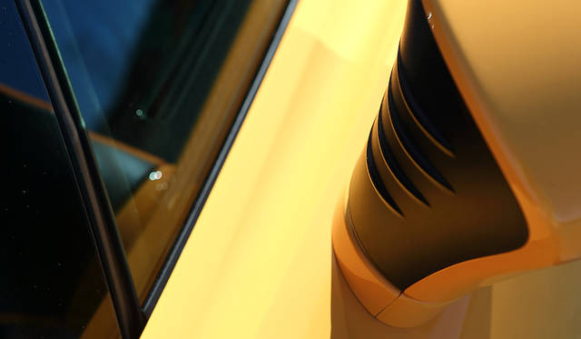 <strong>Lexus LFA Nurburgring Package｜レクサス LFA ニュルブルクリンク パッケージ</strong><br />ドアミラー支柱の空力を考慮した処理はもはやお馴染み