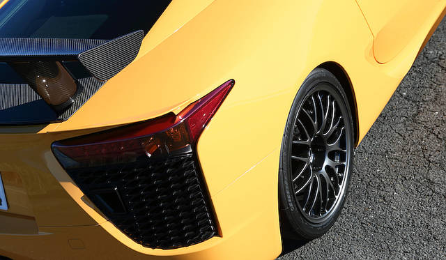 <strong>Lexus LFA Nurburgring Package｜レクサス LFA ニュルブルクリンク パッケージ</strong><br />リヤタイヤは305/30ZR20