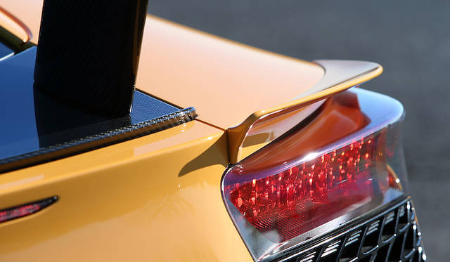 <strong>Lexus LFA Nurburgring Package｜レクサス LFA ニュルブルクリンク パッケージ</strong><br />ウイングの変更もあり、テールランプ上部の仕上げもことなる