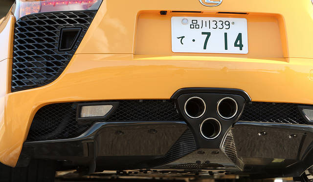 <strong>Lexus LFA Nurburgring Package｜レクサス LFA ニュルブルクリンク パッケージ</strong><br />車体下の仕上げは、ニュルブルクリンクパッケージもノーマルのLFAも同様