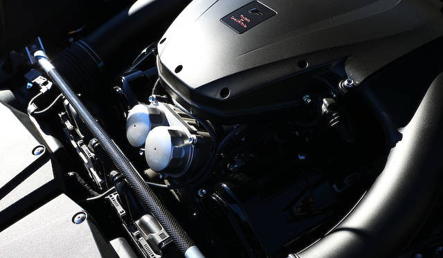 <strong>Lexus LFA Nurburgring Package｜レクサス LFA ニュルブルクリンク パッケージ</strong><br />ストラットタワーバーまでCFRPでつくられている