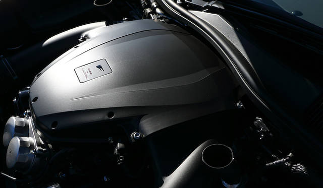 <strong>Lexus LFA Nurburgring Package｜レクサス LFA ニュルブルクリンク パッケージ</strong><br />4.8リッターV型10気筒エンジンは　電子制御燃料噴射装置EFIを用い、ニュルブルクリンク パッケージ専用チューニングにより、通常モデルを8kW（11ps）上まわる420kW（571ps）の最高出力を発生する